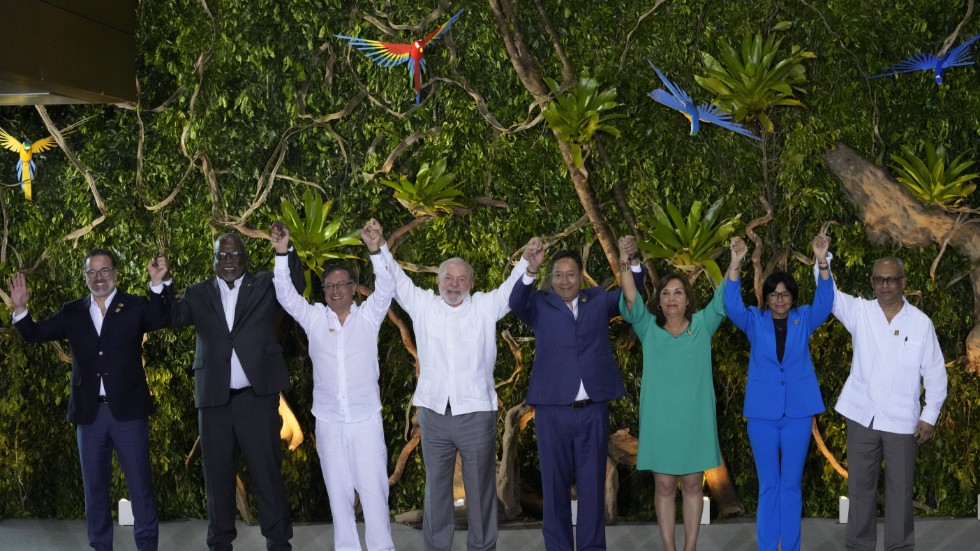 Gruppfoto med deltagande stats- och regeringschefer samt ministrar vid toppmötet i Belém.