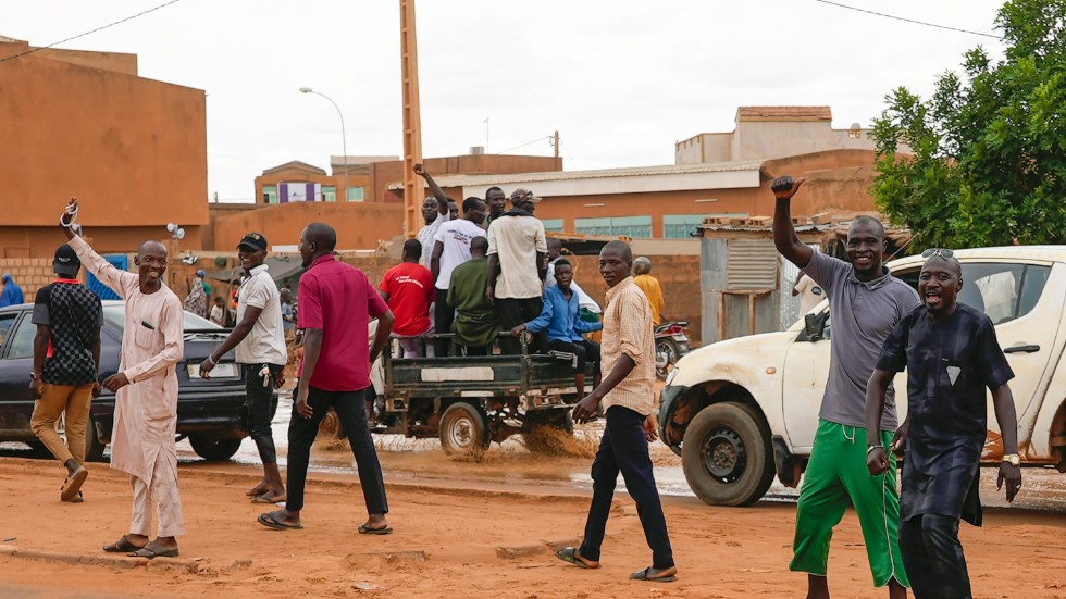 Demonstranter samlas till fredagens protest i Nigers huvudstad Niamey mot planerna på en militärintervention i landet.