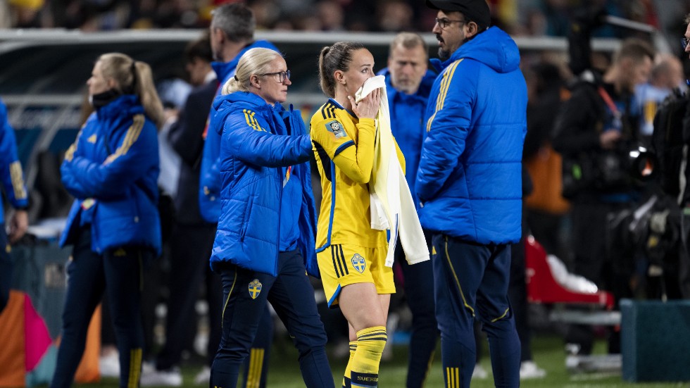 Kosovare Asllani var ledsen och besviken efter semifinalförlusten mot Spanien i VM i fotboll i Auckland, Nya Zeeland. Hon tröstades av Victoria Sandell, själv silvermedaljör i VM 2003 och nu ledare i tränarstaben.