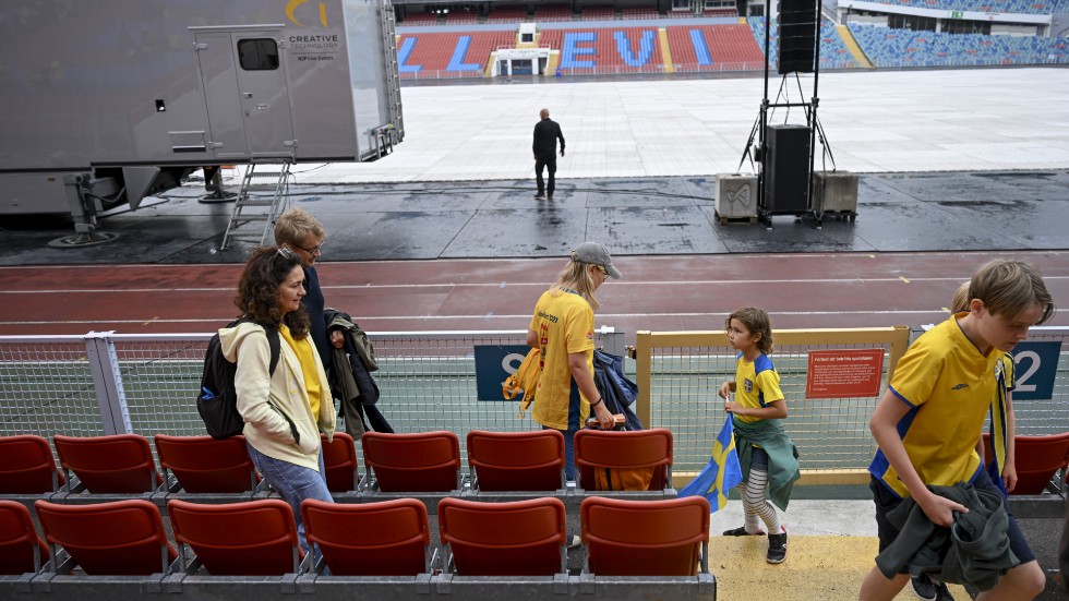 Familjen Strandberg beger sig hemåt från Ullevi i Göteborg efter förlusten mot Spanien.