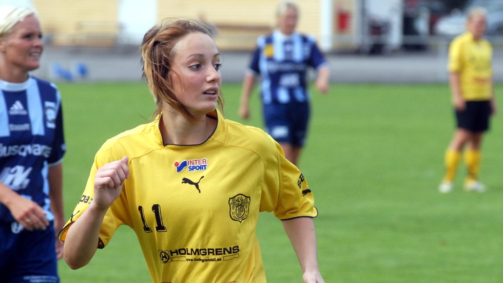 Det var i VIF:s gula tröja som Kosovare Asllani slog igenom. Sedan fortsatte karriären i Linköping, innan hon så småningom värvades till flera toppklubbar runt om i Europa.