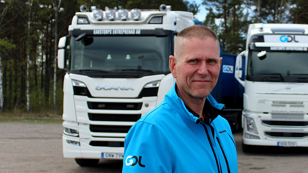 Håkan Nyström på GDL i Vimmerby är nöjd över att företaget vunnit upphandlingen av sophämtningen. Det innebär bland annat att 4-6 nya fordon ska köpas in. Fordonen i bakgrunden har dock ingenting med det att göra.