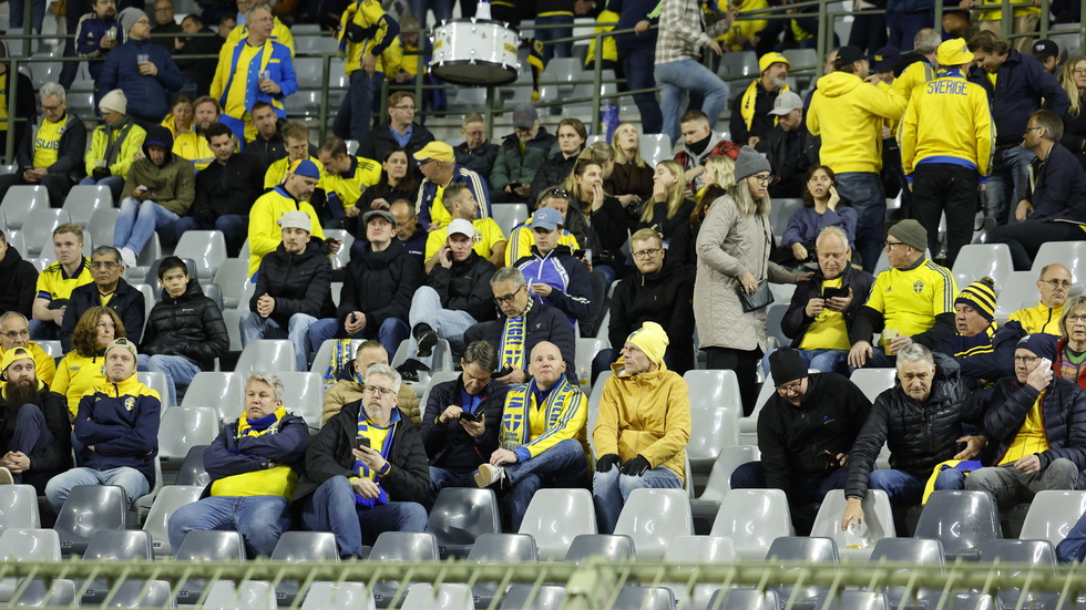 Svenska supportrar fick lämna arenan sent.