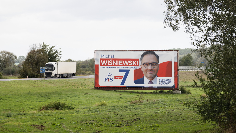 Valaffisch för Polens styrande parti Lag och rättvisa (PIS), belägen på landsbygden i östra Polen.