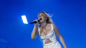 Zara Larsson uppträder på Idolfinalen