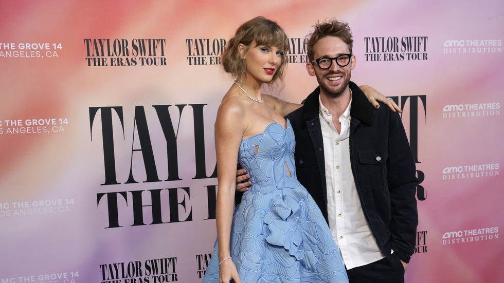 Taylor Swift och filmregissören Sam Wrench inför världspremiären av filmen "Taylor Swift: The eras tour" i Los Angeles. Arkivbild.