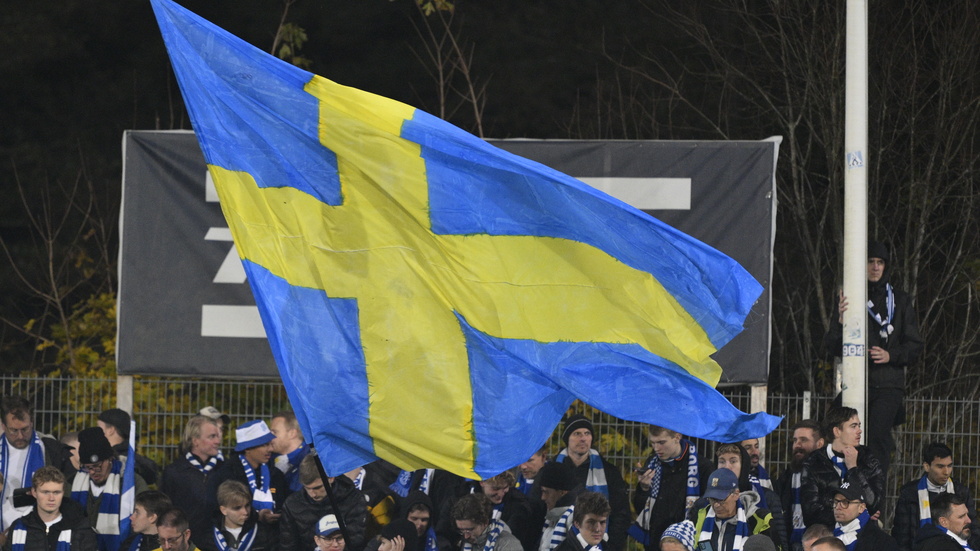 IFK Göteborgs supportrar står upp för Sverige.