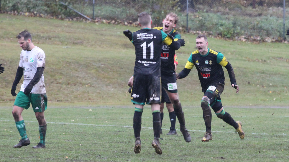 Hjorted/Totebos Tom Nilsson och Elias Hallberg jublar tillsammans sedan står klart att laget spelar i division 5 nästa år-