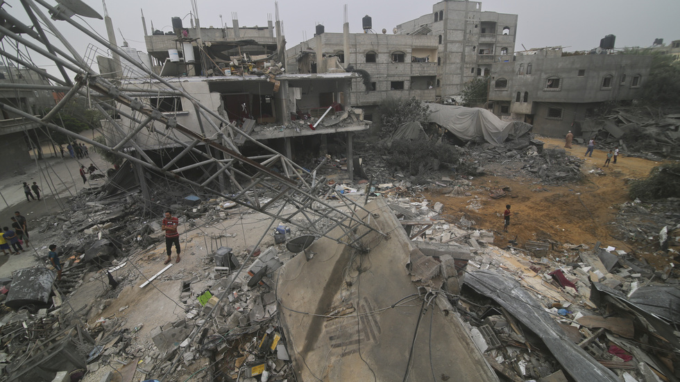 Palestinier letar överlevande efter en attack i Rafah på Gazaremsan.