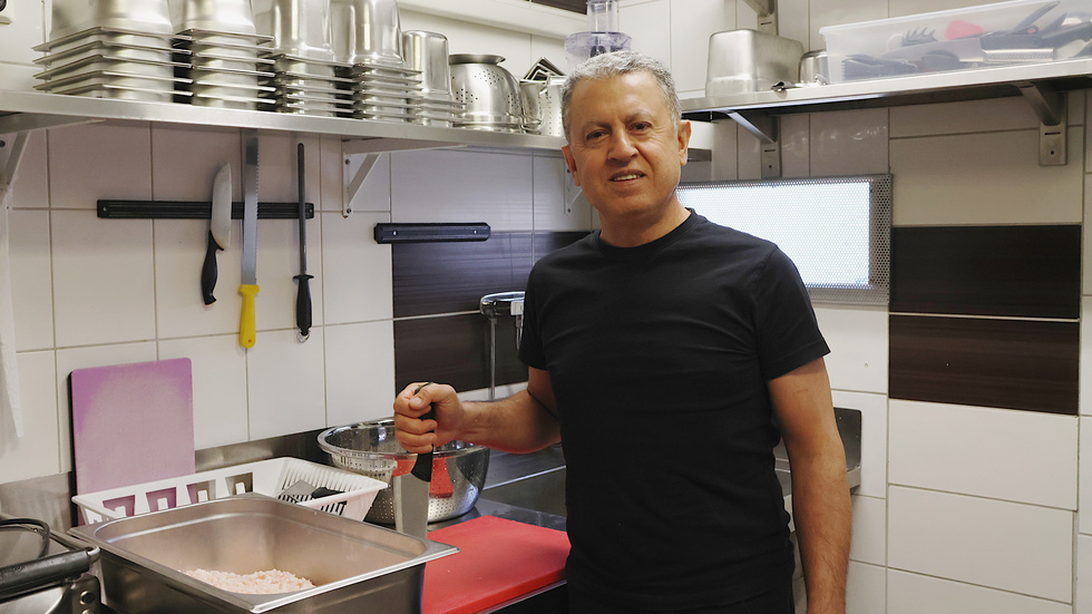 Simon Sauma öppnar Café och Bistro Royal igen på fredag. I köket håller han på med förberedelser av olika slag.