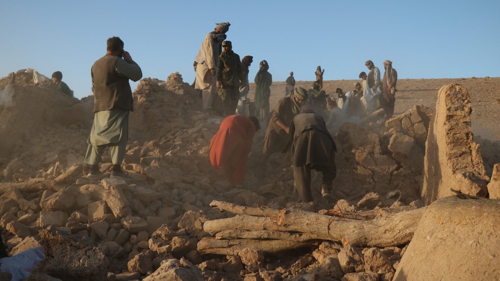 Boende röjer i rasmassorna i byn Sarbuland i Herat.
