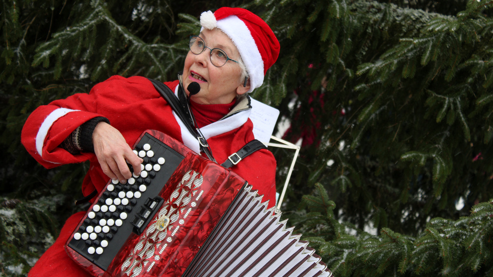Ann-Britt Frost skötte dragspelsmusiken vid julgransplundringen i Vimmerby.Hon är glad över att så många vill hålla kulturen vid liv.