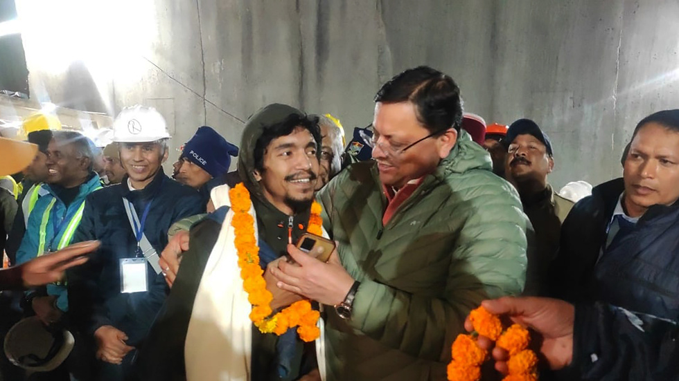 En av arbetarna möts av delstaten Uttarakhands ledare Pushkar Singh Dhami.