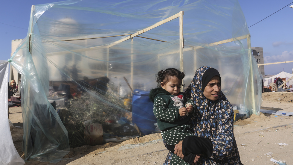 Många palestinska flyktingar försöker fly striderna i Gaza och ta sig till Rafah, nära den egyptiska gränsen.