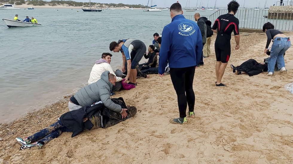 Nyanlända migranter tas om hand på en strand i Cádiz i Spanien i slutet av november. Arkivbild.