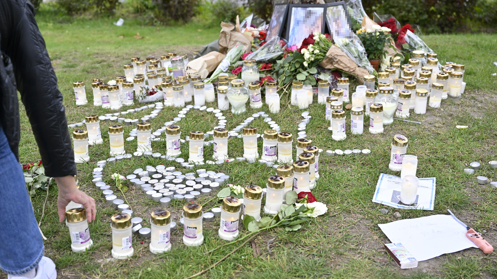 En av de platser där en tonåring med gängkopplingar skjutits ihjäl den senaste tiden. Platserna med blommor och ljus blir allt fler.