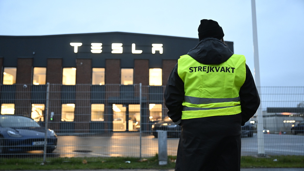 Emma Hansson, ordförande i IF Metall Stockholms län, är strejkvakt utanför Teslas Servicecenter i Segeltorp. Arkivbild.