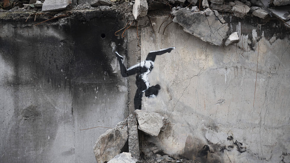 Barn är offer för vuxnas krig, skriver Smilla Molin. Bilden är från Borodyanka i Ukraina, där gatuartisten Banksy sprejat en gymnast på en sönderbombad byggnad.