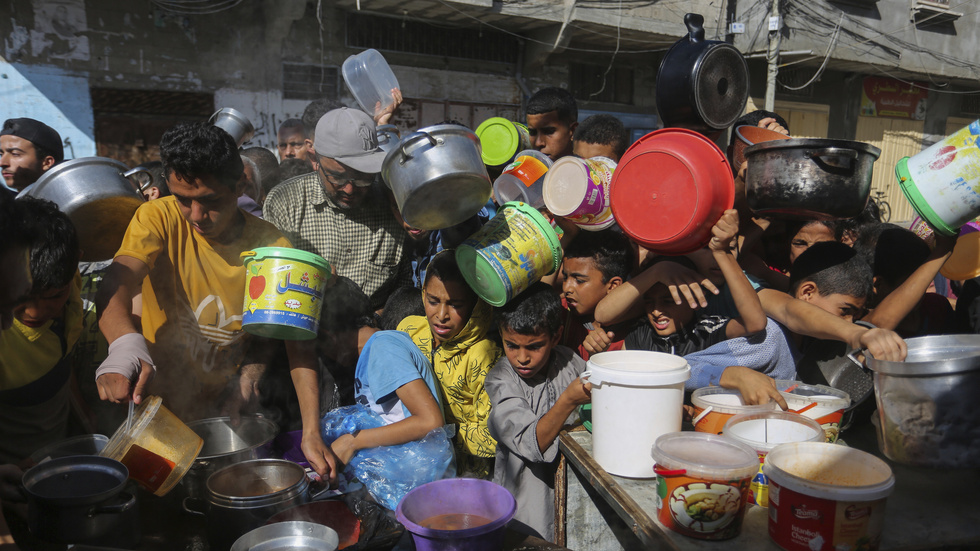 Människor väntar på utdelning av mat vid gränsövergången Rafah i södra Gaza. Bild från den 8 november.