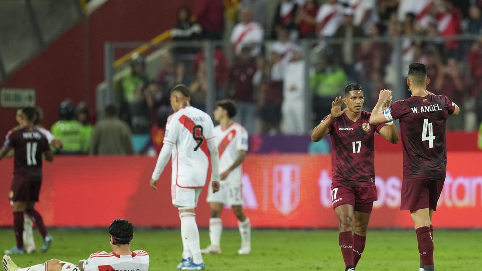 Venezuelas Edson Castillo och Wilker Angel firar efter att ha spelar oavgjort mot Peru på nationalarenan i Lima på onsdagen.