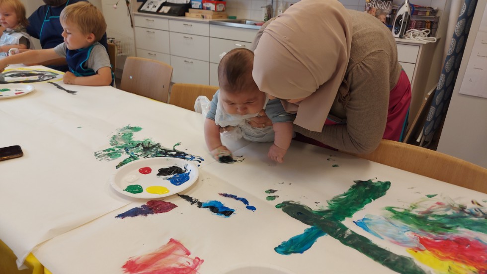 Salwa Aljabassini försöker visa sonen Danny Aldaker, fyra månader, hur man kan måla.