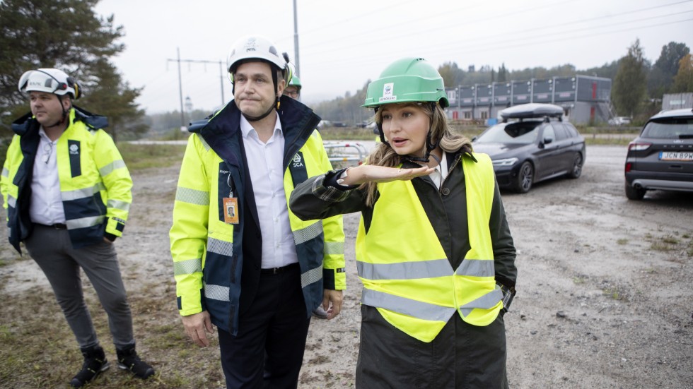 Energi- och näringsminister Ebba Bush (KD) och Roger Östlin, vd för Biorefinery Östrand, vid en rundvandring på SCA i Timrå.
