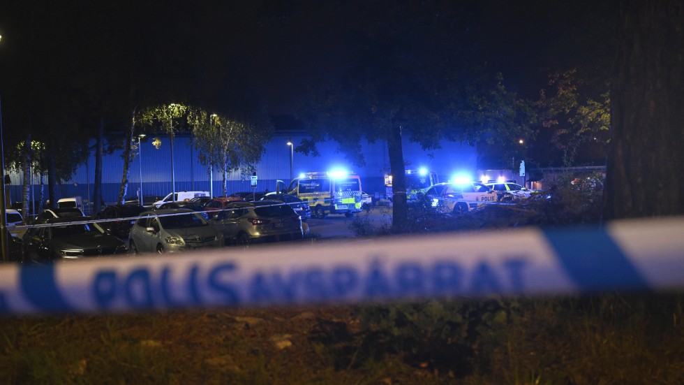 Polis på plats efter mordet vid Mälarhöjdens idrottsplats i Fruängen i södra Stockholm under onsdagskvällen.