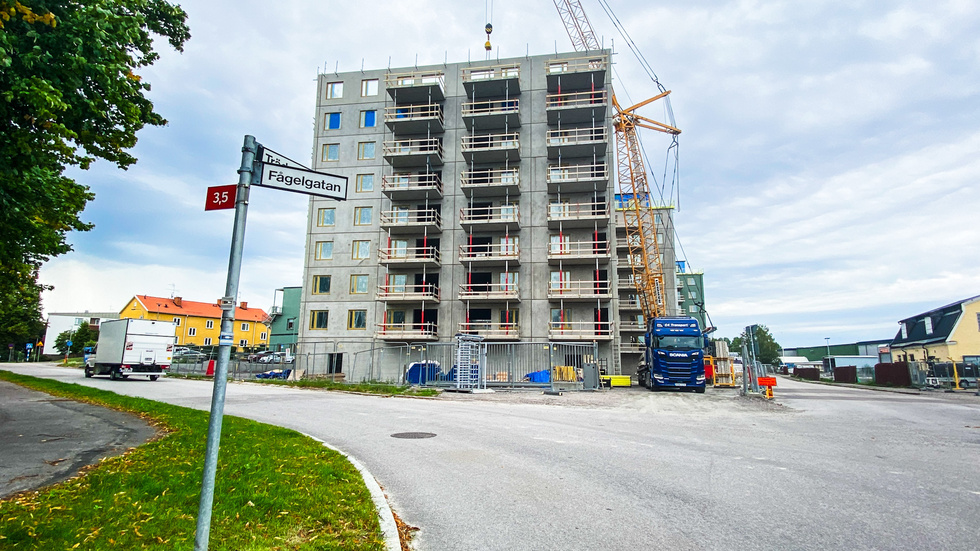 I kvarteret Hämplingen, omringat av Trädgårdsgatan, Fortunagatan och Fågelgatan, växer nya hus fram. Insändarskribenten tycker inte att de passar i en stad som Katrineholm.