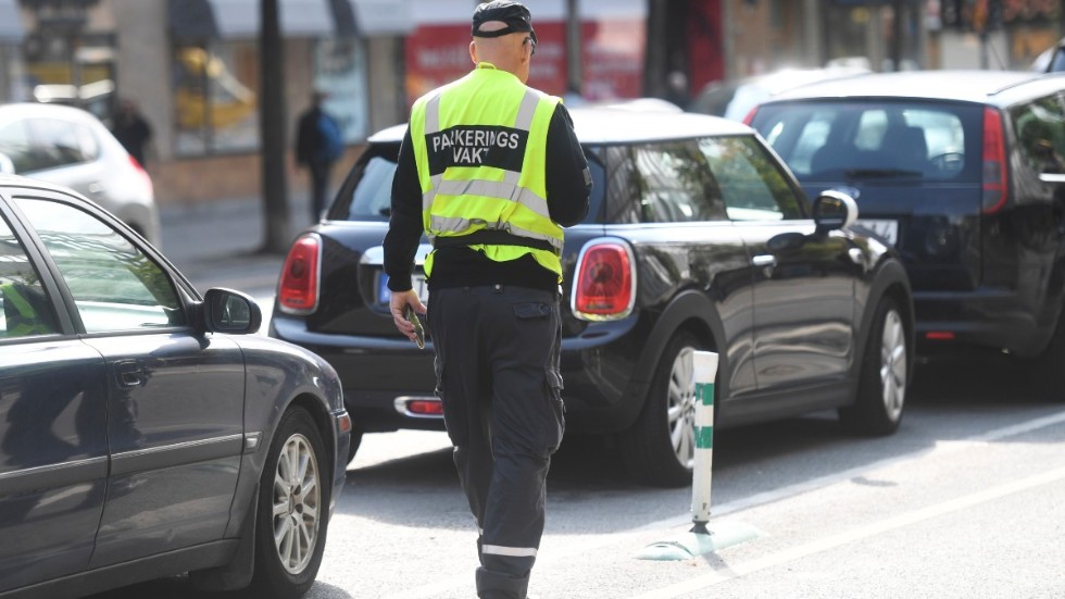 Parkeringsvakter i Eskilstuna bryr sig inte om felparkeringar på vissa gator, skriver "Skattebetalare".