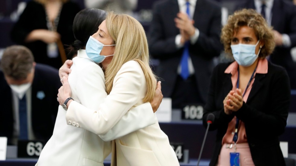 Svenska Alice Bah Kuhnke kramar om maltesiska Roberta Metsola efter tisdagens talmansval i EU-parlamentet.