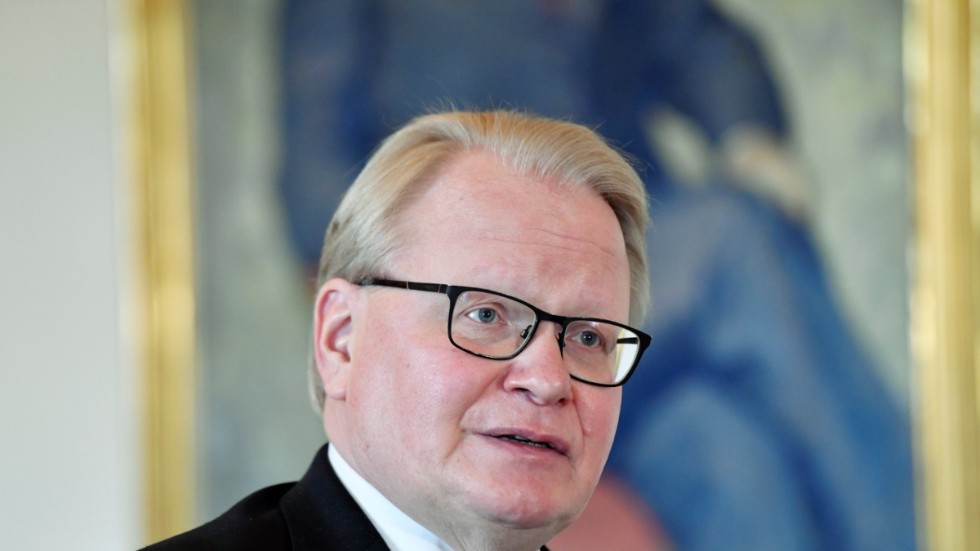 Försvarsminister Peter Hultqvist lovar besked inom en månad om hur det blir med de svenska militära bidragen till FN och den franskledda militära styrkan i Mali.
