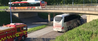 Buss fastnade under viadukt