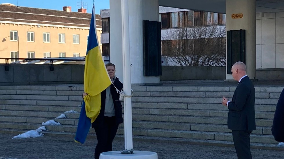 Här hissas Ukrainas flagga utanför stadshuset i Nyköping.
