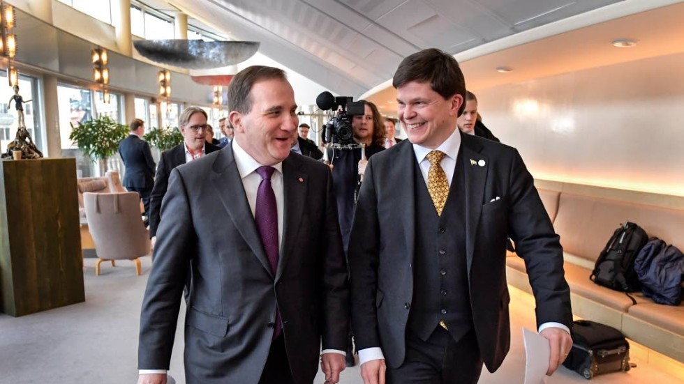 Två glada herrar i riksdagen på onsdagen. Talman Andreas Norlén slipper att "misslyckas" genom ett extraval och Stefan Löfven blir vald till statsminister.