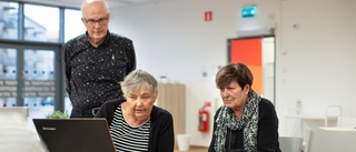 Sonja, 82, lär äldre att ta spelandet in i mobilen