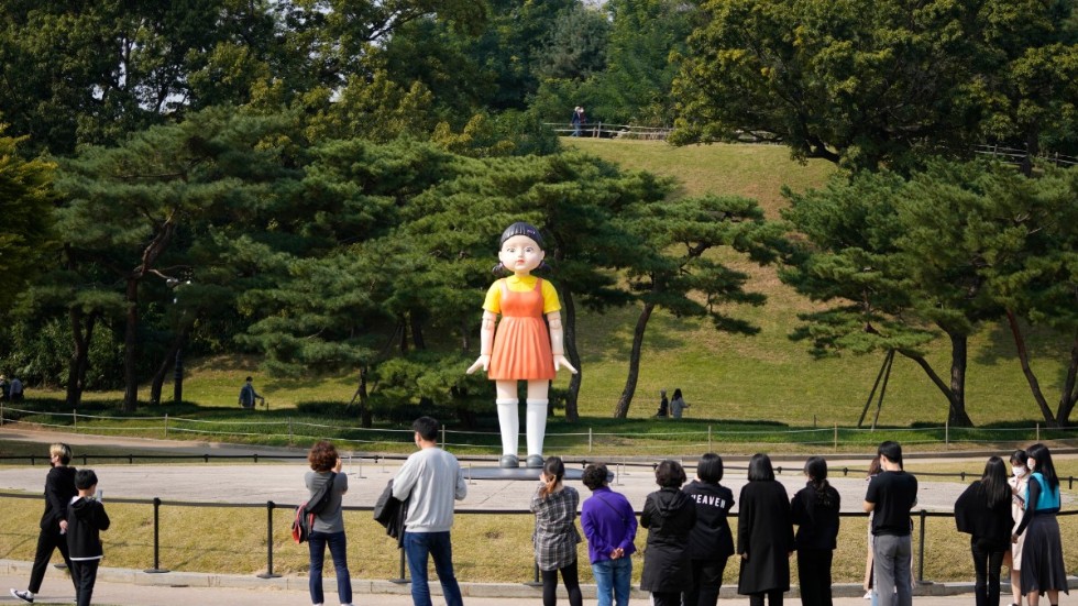 Vad är det med "Squid Game" som lockar? Våldskildringar har alltid funnits i kulturen, skriver UNT:s krönikör Matilda Nilsson. En modell av dockan som används i leken Grönt ljus i tv-serien finns att besöka i Seoul i Sydkorea. 