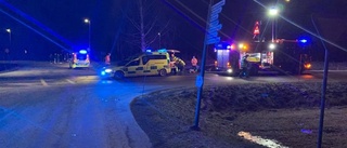 Frontalkrock i Kåge – två personer bortförda i ambulans: ”Det är totalt stopp på vägen och jättehalt”