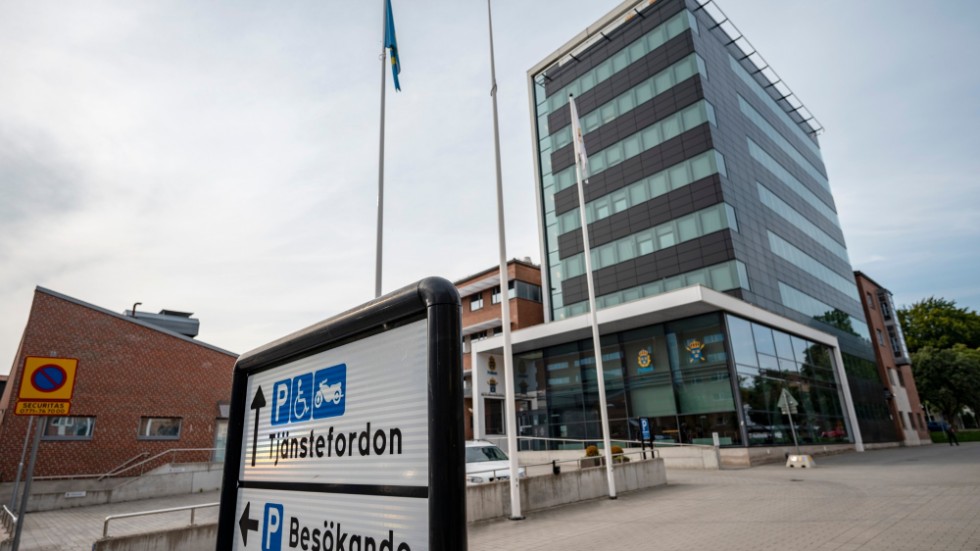 Tre personer döms för tjänstefel efter att en berusad man lämnats utan tillsyn på polisarresten i Halmstad. Arkivbild.