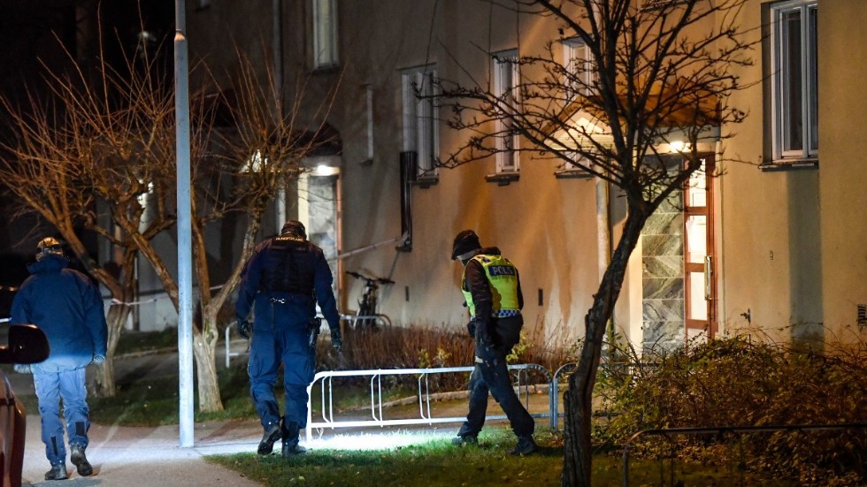 Polisens tekniker undersöker ett område i stadsdelen Fröslunda i Eskilstuna på lördagskvällen.