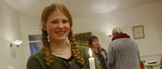 KLART: Här är årets ljusdrottning i Vimmerby • Sjunger solo i kyrkan • Vimmerby Tidning direktsänder hela firandet
