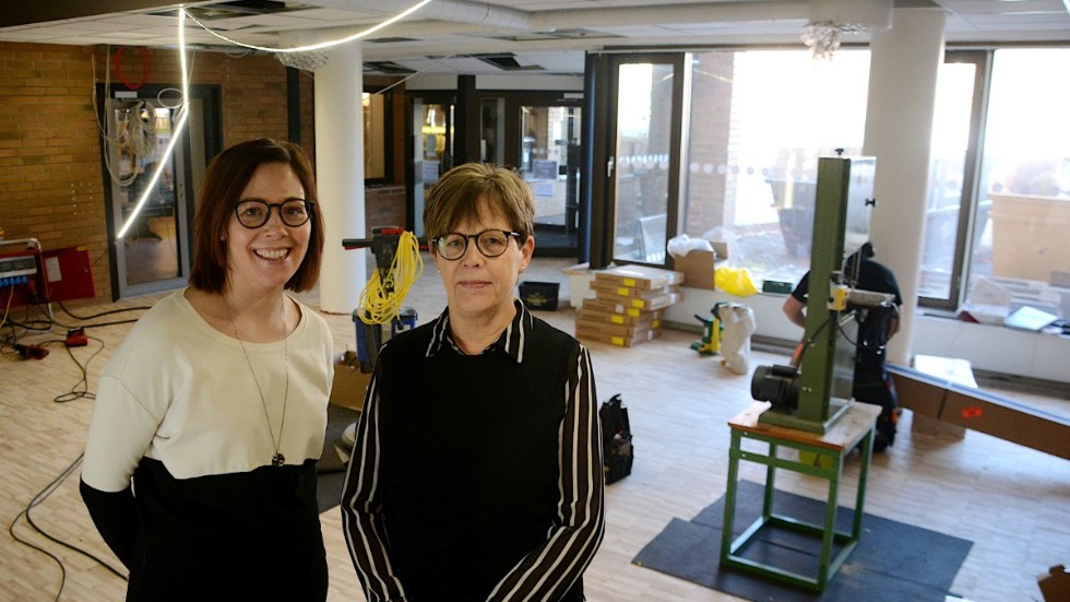 Projektledarna Hanna Alsér och Liselotte Frejd mitt i den nya foajén där det blir en samlad reception och kontaktcenter för alla kommunens enheter i stadshuset.