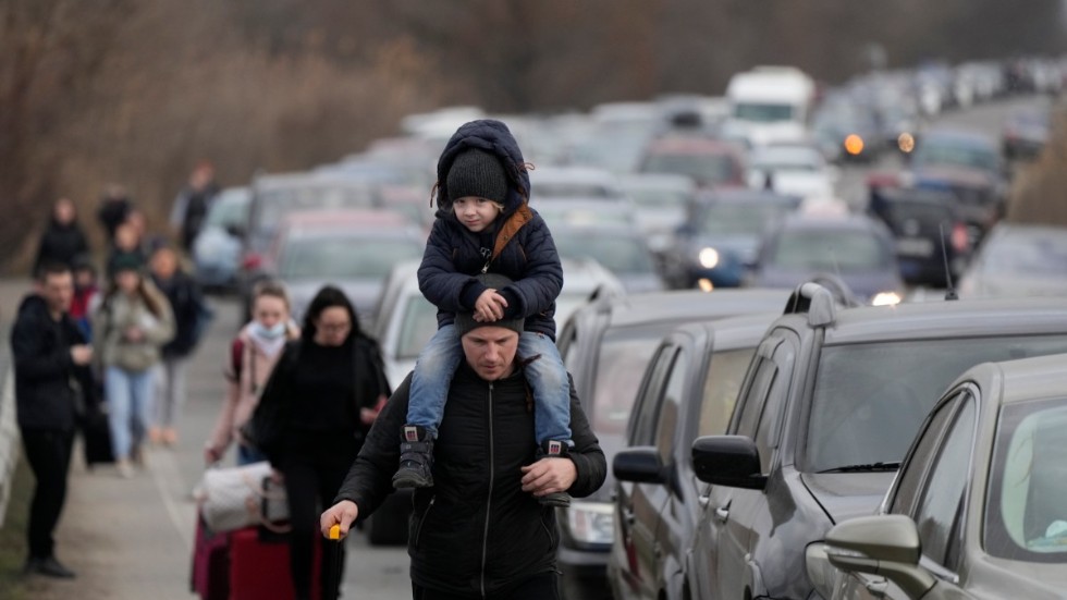 Flyktingar från Ukraina vid gränsen mot Moldavien.