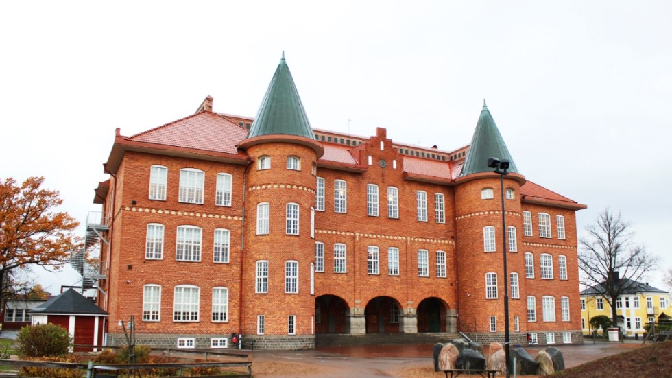 De moderata politikerna i barn- och utbildningsnämnden kommer att föreslå en återremiss av förslaget om att Marieborgsskolans elever redan till hösten ska börja på Ludvigsborgsskolan när de börjar högstadiet.