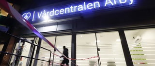 Trots skandalerna – Vårdcentralen Årby håller fortsatt öppet: "Vi erbjuder femton olika prover"