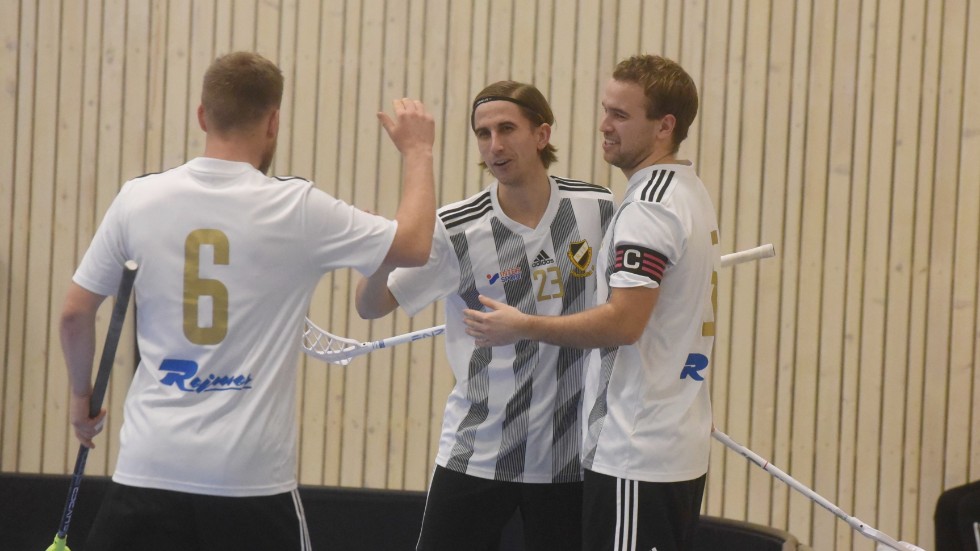 High five. Tobias Claesson och Kim Thörnqvist hade stor del i att Rimforsa vände och vann mot Linköpings IBS. De båda var inblandade i samtliga Rimforsas sju mål. 