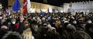 Tusentals i protest mot polsk medielag
