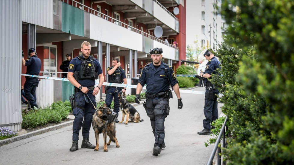 Polis på plats i Husby i nordvästra Stockholm efter att en 28-årig man skjutits ihjäl den 31 maj 2021. En 18-årig man dömdes förra året för mord till fängelse i nio år och tio månader av Svea hovrätt. Arkivbild.
