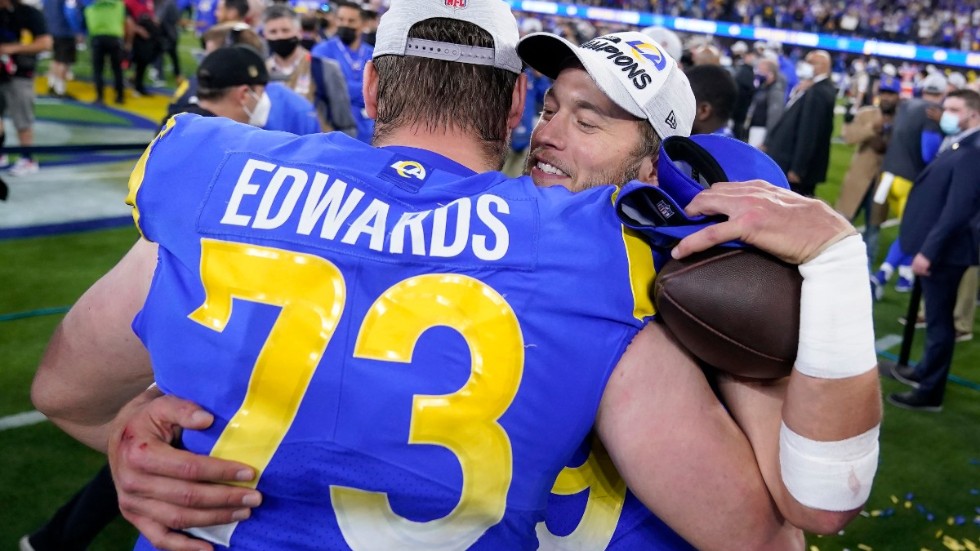 Los Angeles Rams Matthew Stafford och David Edwards firar efter att ha tagit sig till Super Bowl.