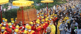 Tiotusentals tog farväl av mindfulness-munk