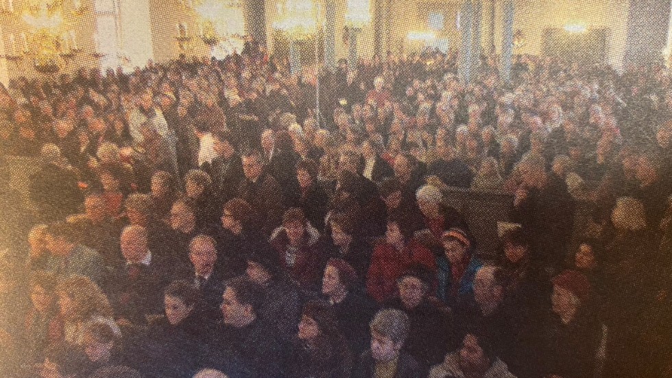 700 personer uppskattar man ska ha rymts i kyrkan under minnesgudstjänsten. Minst lika många trängdes utanför där högtalare lät dem följa med i programmet.